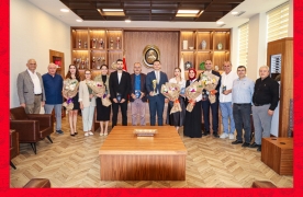 TÜRKİYE BAROLAR BİRLİĞİ 2025 YILI KURGUSAL DURUŞMA YARIŞMASI FİNALLERİNDE ÜÇÜNCÜLÜK KUPASINI GETİREN EKİBİMİZ BAŞKANIMIZI ZİYARET ETTİ